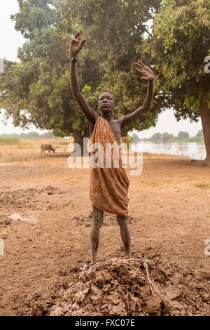 Le Soudan du Sud. Feb 21, 2016. Un jeune garçon Mundari rend le signal de la main de la tribu. Il représente les cornes de l'Ankole-Watusi. Ankole-Watusi, également connu sous le nom de Longhorn Ankole, ou "bétail de Kings' est un livre de 900 à 1 600 bovins de race Landrace Originaire de l'Afrique avec des cornes qui peuvent atteindre jusqu'à 8 pi de hauteur. © Tarek Zaidi/ZUMA/ZUMAPRESS.com/Alamy fil Live News Banque D'Images