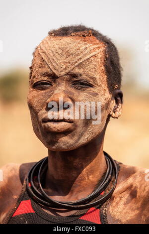 Le Soudan du Sud. Feb 22, 2016. Une femme avec le rituel Mundari cicatrices faciales, typique de leur tribu, et couvert de cendres, un antiseptique naturel qui protège également la peau contre les insectes et le soleil. Ankole-Watusi, également connu sous le nom de Longhorn Ankole, ou "bétail de Kings' est un livre de 900 à 1 600 bovins de race Landrace Originaire de l'Afrique avec des cornes qui peuvent atteindre jusqu'à 8 pi de hauteur. © Tarek Zaidi/ZUMA/ZUMAPRESS.com/Alamy fil Live News Banque D'Images