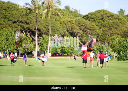 13 avril 2016 - Cheyenne Woods, Michelle Wie et Natalie Gulbis à pied le 10ème fairway du trou au cours de la première ronde de la Lotte Championship présenté par Hershey à Ko Olina Golf Club à Kapolei, HI Banque D'Images