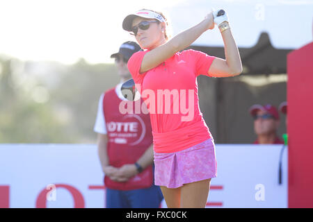 13 avril 2016 - Natalie Gulbis hits son coup de départ au 10e trou lors du premier tour de la Lotte Championship présenté par Hershey à Ko Olina Golf Club à Kapolei, HI Banque D'Images