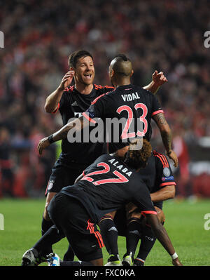 La Munich Arturo Vidal (top R) célèbre avec coéquipier Xabi Alonso (L) après avoir marqué le but égalisateur lors du deuxième quart de finale de la Ligue des Champions de football match entre jambe SL Benfica et le FC Bayern de Munich à l'Estadio da Luz à Lisbonne, Portugal, le 13 avril 2016. Photo : Paulo Duarte/dpa Banque D'Images