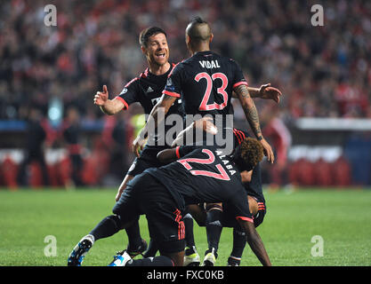 La Munich Arturo Vidal (top R) célèbre avec coéquipier Xabi Alonso (L) après avoir marqué le but égalisateur lors du deuxième quart de finale de la Ligue des Champions de football match entre jambe SL Benfica et le FC Bayern de Munich à l'Estadio da Luz à Lisbonne, Portugal, le 13 avril 2016. Photo : Paulo Duarte/dpa Banque D'Images