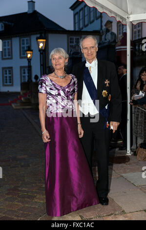 Fredensborg, Danemark, 13 avril 2016. Ministre de la culture, de l'épouse, Bertel Haarder et arriver à la royal Fredensborg Palace, où l'hôte de la reine Margrethe du Danemark un Banquet d'État à l'occasion du président mexicain, Enrique Peña Nieto, deux jours Visite d'État au Danemark. La visite a commencé aujourd'hui mercredi et suit la visite de la reine du Danemark au Mexique en 2008 et la visite du Prince de la Couronne en 2013. Credit : OJPHOTOS/Alamy Live News Banque D'Images