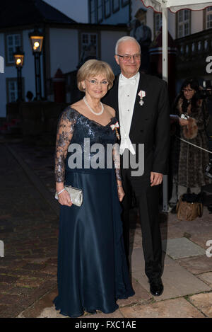 Fredensborg, Danemark, 13 avril 2016. Le président de la Chambre, Mme Pia Kjærsgaard et mari, arriver à la royal Fredensborg Palace, où l'hôte de la reine Margrethe du Danemark un Banquet d'État à l'occasion du président mexicain, Enrique Peña Nieto, deux jours Visite d'État au Danemark. La visite a commencé aujourd'hui mercredi et suit la visite de la reine du Danemark au Mexique en 2008 et la visite du Prince de la Couronne en 2013. Credit : OJPHOTOS/Alamy Live News Banque D'Images