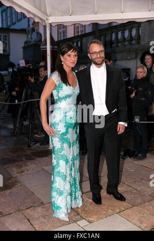 Fredensborg, Danemark, 13 avril 2016. Ministre de la santé, de Sophie Loehde et mari, arriver à la royal Fredensborg Palace, où l'hôte de la reine Margrethe du Danemark un Banquet d'État à l'occasion du président mexicain, Enrique Peña Nieto, deux jours Visite d'État au Danemark. La visite a commencé aujourd'hui mercredi et suit la visite de la reine du Danemark au Mexique en 2008 et la visite du Prince de la Couronne en 2013. Credit : OJPHOTOS/Alamy Live News Banque D'Images