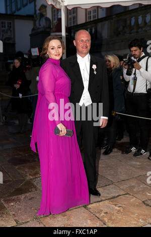 Fredensborg, Danemark, 13 avril 2016. Ministre de la Défense, Peter Christensen et femme, arriver à la royal Fredensborg Palace, où l'hôte de la reine Margrethe du Danemark un Banquet d'État à l'occasion du président mexicain, Enrique Peña Nieto, deux jours Visite d'État au Danemark. La visite a commencé aujourd'hui mercredi et suit la visite de la reine du Danemark au Mexique en 2008 et la visite du Prince de la Couronne en 2013. Credit : OJPHOTOS/Alamy Live News Banque D'Images