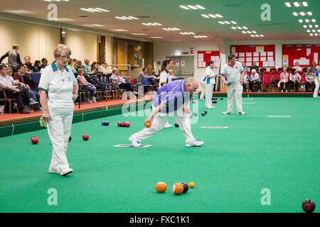 Melton Mowbray, Leicestershire, UK. 13 avril 2016. L'intérieur de l'Association anglaise Bowling Championnats nationaux tenue à Melton et District Bowls Club intérieur. Le quart de finale de la mesdames et mens Nationa triples equipes qui se joue. Crédit : Jim Harrison/Alamy Live News Banque D'Images