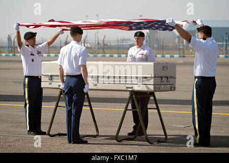 New Delhi, Inde. 12 avril, 2016. Les soldats de l'armée américaine de l'Agence Comptable de la Défense place un drapeau sur un cercueil lors d'une cérémonie de rapatriement du American service members remis par le gouvernement Inidan 13 avril 2016 à New Delhi, en Inde. Les vestiges sont soupçonnés d'être à partir d'un 1940 Army Air Force air accident qui s'est produit en Inde. Credit : Planetpix/Alamy Live News Banque D'Images