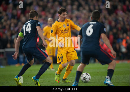 Vicente Calderón, Madrid, Espagne. 13 avril 2016. Leo Messi en action pendant la deuxième moitié. Ligue des champions 2015/2016 1/4 de finale Deuxième jambe Atletico de Madrid vs Barcelona Crédit : Pablo Gonzalez Cebrian/Alamy Live News Banque D'Images