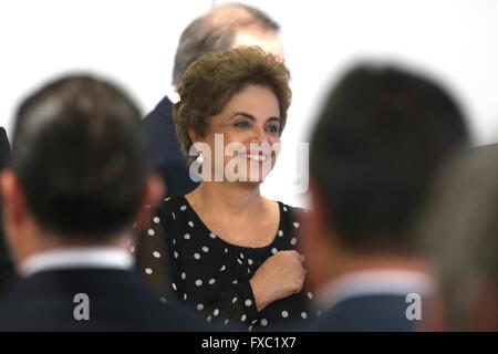 Brasilia, Brésil. 13 avril, 2016. La présidente du Brésil, Dilma Rousseff lors d'une manifestation de l'autorité portuaire au palais présidentiel du Planalto, 13 avril 2016 à Brasilia, Brésil. Rousseff continue de rejeter des appels pour sa démission comme son accusation se déplace vers l'avant d'une importante affaire de corruption. Credit : Planetpix/Alamy Live News Banque D'Images