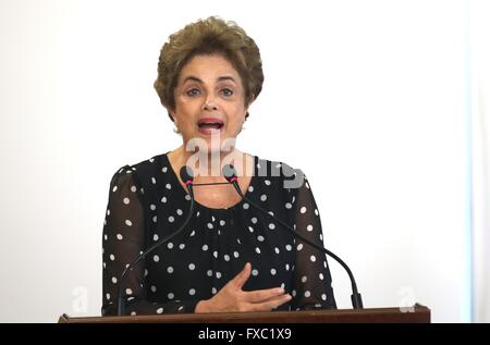 Brasilia, Brésil. 13 avril, 2016. La présidente du Brésil, Dilma Rousseff lors d'une manifestation de l'autorité portuaire au palais présidentiel du Planalto, 13 avril 2016 à Brasilia, Brésil. Rousseff continue de rejeter des appels pour sa démission comme son accusation se déplace vers l'avant d'une importante affaire de corruption. Credit : Planetpix/Alamy Live News Banque D'Images