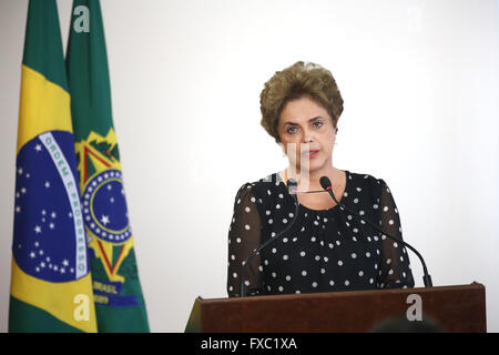 Brasilia, Brésil. 13 avril, 2016. La présidente du Brésil, Dilma Rousseff lors d'une manifestation de l'autorité portuaire au palais présidentiel du Planalto, 13 avril 2016 à Brasilia, Brésil. Rousseff continue de rejeter des appels pour sa démission comme son accusation se déplace vers l'avant d'une importante affaire de corruption. Credit : Planetpix/Alamy Live News Banque D'Images