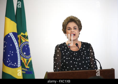 Brasilia, Brésil. 13 avril, 2016. La présidente du Brésil, Dilma Rousseff lors d'une manifestation de l'autorité portuaire au palais présidentiel du Planalto, 13 avril 2016 à Brasilia, Brésil. Rousseff continue de rejeter des appels pour sa démission comme son accusation se déplace vers l'avant d'une importante affaire de corruption. Credit : Planetpix/Alamy Live News Banque D'Images