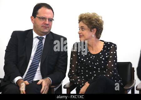 Brasilia, Brésil. 13 avril, 2016. La présidente du Brésil, Dilma Rousseff avec le ministre des Finances, Nelson Barbosa lors d'un événement au palais présidentiel du Planalto, 13 avril 2016 à Brasilia, Brésil. Rousseff continue de rejeter des appels pour sa démission comme son accusation se déplace vers l'avant d'une importante affaire de corruption. Credit : Planetpix/Alamy Live News Banque D'Images