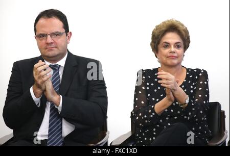 Brasilia, Brésil. 13 avril, 2016. La présidente du Brésil, Dilma Rousseff avec le ministre des Finances, Nelson Barbosa lors d'un événement au palais présidentiel du Planalto, 13 avril 2016 à Brasilia, Brésil. Rousseff continue de rejeter des appels pour sa démission comme son accusation se déplace vers l'avant d'une importante affaire de corruption. Credit : Planetpix/Alamy Live News Banque D'Images