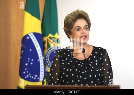 Brasilia, Brésil. 13 avril, 2016. La présidente du Brésil, Dilma Rousseff lors d'un événement au palais présidentiel du Planalto, 13 avril 2016 à Brasilia, Brésil. Rousseff continue de rejeter des appels pour sa démission comme son accusation se déplace vers l'avant d'une importante affaire de corruption. Credit : Planetpix/Alamy Live News Banque D'Images