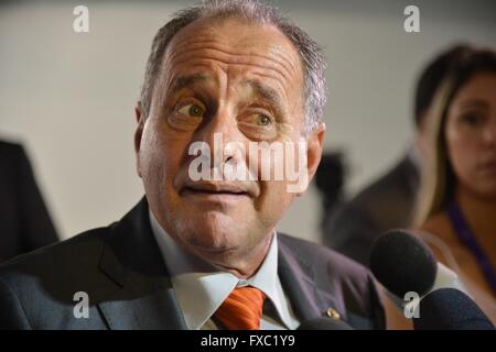 Brasilia, Brésil. 13 avril, 2016. Les membres du Congrès brésilien Carlos Manato indique à la presse qu'il est en train de prendre des paris sur la façon dont la Chambre va se prononcer sur la destitution du Président Dilma Rousseff, 13 avril 2016 à Brasilia, Brésil. Rousseff continue de rejeter des appels pour sa démission comme son accusation se déplace vers l'avant d'une importante affaire de corruption. Credit : Planetpix/Alamy Live News Banque D'Images