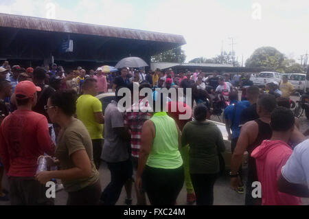 (160414) -- Paso Canoas, 14 avril 2016 (Xinhua) -- les gens se tiennent près de la frontière entre le Panama et le Costa Rica, après le passage de migrants africains et cubains, à Paso Canoas, Costa Rica, le 13 avril 2016. Au moins 1 000 les expéditions à destination des migrants cubains échoués dans Panama violemment forcé leur chemin à travers la frontière vers le Costa Rica, a déclaré mercredi le ministre de la sécurité du Costa Rica Gustavo Mata. Ministère des affaires étrangères du Costa Rica le mercredi a également publié une déclaration sur la 'l'entrée illégale de migrants,' de claquer la politique d'immigration des États-Unis envers Cuba et notant qu'il avait déjà traité plus de 8 000 spec Banque D'Images
