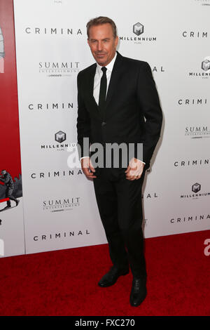 NEW YORK-APR 11 Acteur : Kevin Costner assiste à la "matière pénale" New York premiere au Loews Lincoln Square le 11 avril 2016 à New York. Banque D'Images