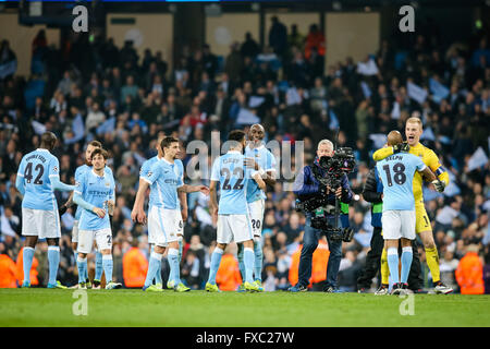 Manchester, UK. 12 avr, 2016. Groupe de l'équipe de Manchester City Football/soccer : Manchester City joueurs célèbrent leur victoire au coup de sifflet final lors de la Ligue des Champions 2e quart de finale match aller entre Manchester City et le Paris Saint-Germain au stade Etihad à Manchester, Angleterre . © AFLO/Alamy Live News Banque D'Images