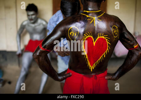 Dhaka, Dhaka, Bangladesh. 13 avr, 2016. 13 avril 2016 Mowlobibazer, Bangladesh ''" Charak Puja (dévotion à Dieu) est une ancienne religieuse hindoue et folk festival du sud de la ceinture de sécurité du Bangladesh et du Bengale occidental (Inde). En ce jour, les dévots se pénétrer avec des armes nucléaires et que le crochet et les pendre par Chorok arbre comme ils croient qu'il s'acquittera de la prospérité par l'élimination de la douleur et les souffrances de l'année précédente. Le festival est en fait un festival pour satisfaire ''le Seigneur Shiva'', le grand ''ebadideb'' de la religion hindoue. Credit : K M Asad/ZUMA/Alamy Fil Live News Banque D'Images