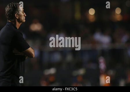 Sao Paulo, Brésil. 13 avr, 2016. L'entraîneur-chef de Bauza Edgardo du Brésil Sao Paulo réagit au cours de la phase de groupe de la Coupe Libartadores match contre l'Argentine de River Plate, tenue à Morumbi Stadium à Sao Paulo, Brésil, le 13 avril 2016. River Plate a perdu 1-2. © Rahel Patrasso/Xinhua/Alamy Live News Banque D'Images