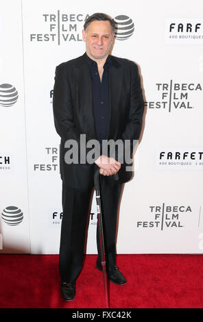 New York, USA. 13 avr, 2016. Tribeca Film Festival co-fondateur Craig Hatkoff pose sur le tapis rouge pour la soirée d'ouverture de 2016 Tribeca Film Festival à New York, aux États-Unis le 13 avril 2016. Tribeca Film Festival 2016 le coup d'ici mercredi. Credit : Qin Lang/Xinhua/Alamy Live News Banque D'Images