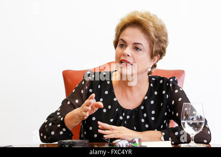 Brasilia, Brésil. 13 avr, 2016. La présidente du Brésil, Dilma Rousseff parle lors d'une conférence de presse à Brasilia, capitale du Brésil, le 13 avril 2016. La présidente du Brésil, Dilma Rousseff a déclaré mercredi qu'elle est convaincue que ses partisans ne niera le vote nécessaire pour amener son cas de destitution à la chambre haute du parlement. Credit : Roberto Stuckert Filho/Présidence du Brésil/Xinhua/Alamy Live News Banque D'Images