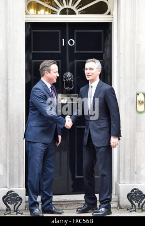 Londres, Royaume-Uni. 14 avril, 2016. Le premier ministre David Cameron se félicite le Secrétaire général de l'OTAN, Jens Stoltenberg au 10 Downing Street. Credit : Alan West/Alamy Live News Banque D'Images