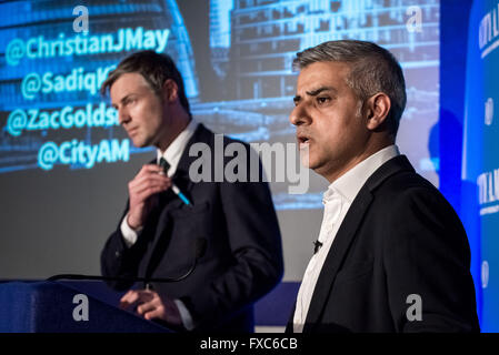 Londres, Royaume-Uni. 12 avril. Élection du maire de Londres Débat à l'Institut d'administration avec le candidat conservateur Zac Goldsmith (L) et Sadiq Khan, (R) du Labour Party Crédit : Guy Josse/Alamy Live News Banque D'Images