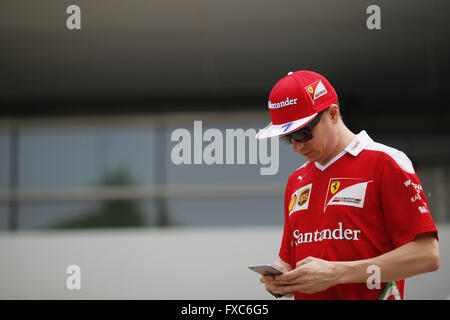 Shanghai, Chine. 14 avr, 2016. KIMI RAIKKONEN de Finlande et la Scuderia Ferrari est vu dans le paddock durant la préparation à la Formule 1 2016 Grand Prix de Chine à Shanghai International Circuit, à Shanghai, Chine. Credit : Daniele Paglino/ZUMA/Alamy Fil Live News Banque D'Images
