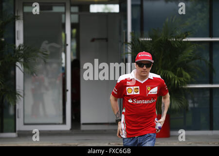 Shanghai, Chine. 14 avr, 2016. KIMI RAIKKONEN de Finlande et la Scuderia Ferrari est vu dans le paddock durant la préparation à la Formule 1 2016 Grand Prix de Chine à Shanghai International Circuit, à Shanghai, Chine. Credit : Daniele Paglino/ZUMA/Alamy Fil Live News Banque D'Images
