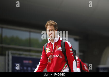 Shanghai, Chine. 14 avr, 2016. SEBASTIAN VETTEL de l'Allemagne et la Scuderia Ferrari est vu dans le paddock durant la préparation à la Formule 1 2016 Grand Prix de Chine à Shanghai International Circuit, à Shanghai, Chine. Credit : Daniele Paglino/ZUMA/Alamy Fil Live News Banque D'Images