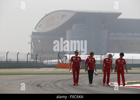 Shanghai, Chine. 14 avr, 2016. SEBASTIAN VETTEL de l'Allemagne et la Scuderia Ferrari est vu marcher la piste pendant les préparatifs de la Formule 1 2016 Grand Prix de Chine à Shanghai International Circuit, à Shanghai, Chine. Credit : Daniele Paglino/ZUMA/Alamy Fil Live News Banque D'Images