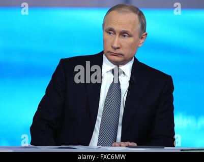 Moscou, Russie. 14 avr, 2016. Le président russe Vladimir Poutine assiste à une séance de questions-réponses à Moscou, Russie, le 14 avril 2016. Credit : Sputnik/Xinhua/Alamy Live News Banque D'Images