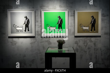 Munich, Allemagne. 14 avr, 2016. Les photos 'Choisissez votre arme' par Banksy, artiste de rue peut être vu dans l'exposition 'Banksy - Roi de l'Art Urbain @ Munich' dans la Galerie Kronsbein à Munich, Allemagne, 14 avril 2016. Du 14 Avril 2016 présente l'exposition autour de 40 pièces par l'artiste de rue. Photo : SVEN HOPPE/dpa/Alamy Live News Banque D'Images