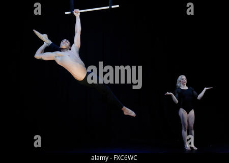 Londres, Royaume-Uni. 13 avr, 2016. Artistes acrobatiques Dan O'Biren effectue lors d'une répétition de la première mondiale de "coopérations" réalisée et présentée par la compagnie australienne Circa cirque à l'Udderbelly Festival sur le South Bank, Londres, Royaume-Uni 13 avril 2016. Le spectacle est sur jusqu'au 12 juin. Credit : Luke MacGregor/Alamy Live News Banque D'Images