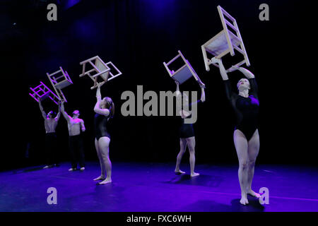 Londres, Royaume-Uni. 13 avr, 2016. Artistes acrobatiques effectuer lors d'une répétition de la première mondiale de "coopérations" réalisée et présentée par la compagnie australienne Circa cirque à l'Udderbelly Festival sur le South Bank, Londres, Royaume-Uni 13 avril 2016. Le spectacle est sur jusqu'au 12 juin. Credit : Luke MacGregor/Alamy Live News Banque D'Images