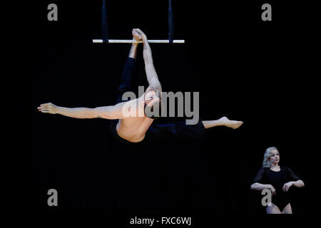 Londres, Royaume-Uni. 13 avr, 2016. Artistes acrobatiques Dan O'Biren effectue lors d'une répétition de la première mondiale de "coopérations" réalisée et présentée par la compagnie australienne Circa cirque à l'Udderbelly Festival sur le South Bank, Londres, Royaume-Uni 13 avril 2016. Le spectacle est sur jusqu'au 12 juin. Credit : Luke MacGregor/Alamy Live News Banque D'Images