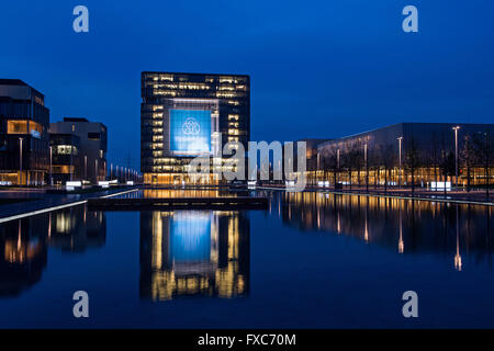 Vue de la siège de ThyssenKrupp, représenté à Essen, Allemagne, 13 avril 2016. En raison de la persistance de la crise dans l'industrie de la fabrication de l'acier,la fusion possible entre Thyssenkrupp Steel et Tata Steel peut prendre forme, d'après les médias. Photo : Marius Becker/dpa Banque D'Images