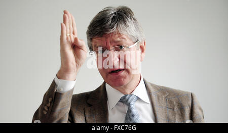 (Dossier) - Une archive photo, datée du 15 juillet 2013, indique l'ancien président du conseil des sciences, Wolfgang Marquardt, parlant au cours d'une conférence de presse à Berlin, Allemagne. Marquardt a été président du centre de recherche nucléaire de Juelich depuis 2014. Photo : Daniel Reinhardt/afp ) Banque D'Images