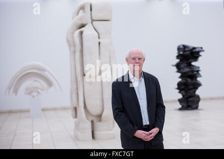 Wuppertal, Allemagne. 14 avr, 2016. Sculpteur britannique Tony Cragg se trouve dans l'exposition 'Tony Cragg - Rétrospective - parties du monde" dans la Heydt Museum à Wuppertal, Allemagne, 14 avril 2016. L'exposition de la sculpture britannique contemporaine a lieu du 19 avril au 14 août 2016. Photo : MAJA HITIJ/dpa/Alamy Live News Banque D'Images