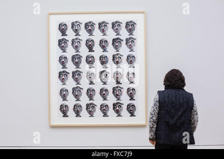 Wuppertal, Allemagne. 14 avr, 2016. Une femme regarde la photo de pommes de terre, 1970 "chefs" dans l'exposition 'Tony Cragg - Rétrospective - parties du monde" dans la Heydt Museum à Wuppertal, Allemagne, 14 avril 2016. L'exposition de la sculpture britannique contemporaine a lieu du 19 avril au 14 août 2016. Photo : MAJA HITIJ/dpa/Alamy Live News Banque D'Images