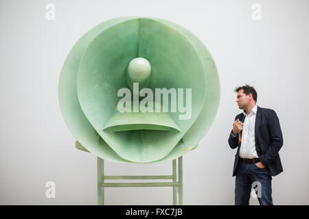 Wuppertal, Allemagne. 14 avr, 2016. Un homme regarde le morceau "faire de sens, 2007, Fiberglas' dans l'exposition 'Tony Cragg - Rétrospective - parties du monde" dans la Heydt Museum à Wuppertal, Allemagne, 14 avril 2016. L'exposition de la sculpture britannique contemporaine a lieu du 19 avril au 14 août 2016. Photo : MAJA HITIJ/dpa/Alamy Live News Banque D'Images