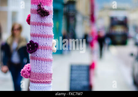 Bath, Somerset, Royaume-Uni. 14 avril, 2016. Un groupe organisé couvrir et potelets avec tricot, à l'aide de laine pour égayer Milsom Street dans le centre-ville Crédit : Ian Redding/Alamy Live News Banque D'Images