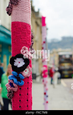 Bath, Somerset, Royaume-Uni. 14 avril, 2016. Un groupe organisé couvrir et potelets avec tricot, à l'aide de laine pour égayer Milsom Street dans le centre-ville Crédit : Ian Redding/Alamy Live News Banque D'Images