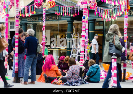 Bath, Somerset, Royaume-Uni. 14 avril, 2016. Un groupe organisé couvrir et potelets avec tricot, à l'aide de laine pour égayer Milsom Street dans le centre-ville Crédit : Ian Redding/Alamy Live News Banque D'Images