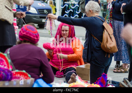 Bath, Somerset, Royaume-Uni. 14 avril, 2016. Un groupe organisé couvrir et potelets avec tricot, à l'aide de laine pour égayer Milsom Street dans le centre-ville Crédit : Ian Redding/Alamy Live News Banque D'Images