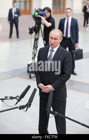 Moscou, Russie. 14 avr, 2016. Le président russe Vladimir Poutine reçoit des entrevues après une séance de questions-réponses à Moscou, Russie, le 14 avril 2016. Credit : Bai Xueqi/Xinhua/Alamy Live News Banque D'Images