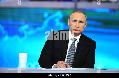 Moscou, Russie. 14 avr, 2016. Le président russe Vladimir Poutine lors de son appel annuel-in show diffusé en direct à la télévision le 14 avril 2016 à Moscou, Russie. Poutine a parlé d'une grande variété de sujets au cours des heures où l'événement pré-sélectionné, il répond aux questions du public. Credit : Planetpix/Alamy Live News Banque D'Images